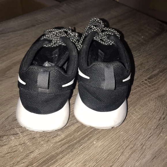 Black Nike Roshes - Picture 3 of 5